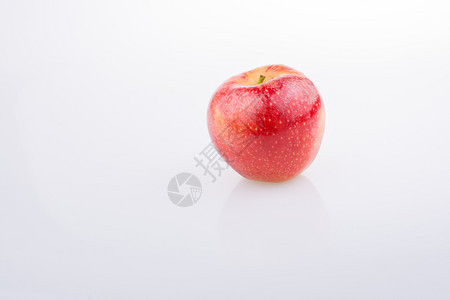 白色背景的新鲜红苹果图片