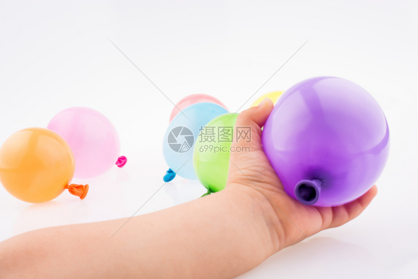 手握着一个多彩小气球白底带多彩的子图片