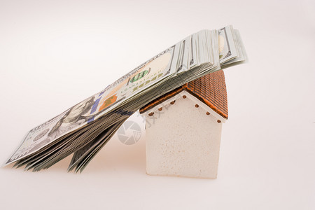 白背景模特屋顶上的美元钞票图片