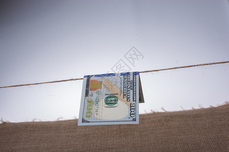 挂在线条上的美元钞票高清图片