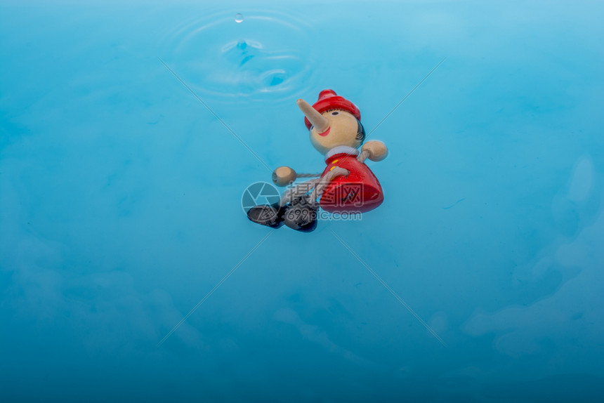 蓝水中的沃登木偶皮诺曹图片