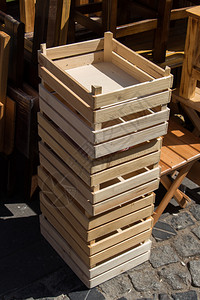 在市场上出售的木制空箱图片