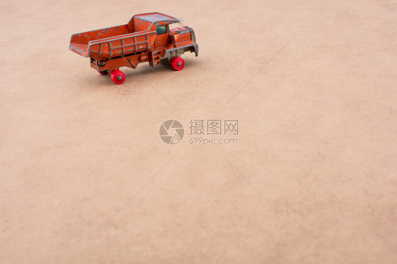 木背景的红色玩具卡车图片