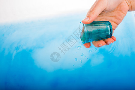 蓝色彩水的玻璃图片