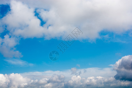 蓝色天空覆盖着白云和图片