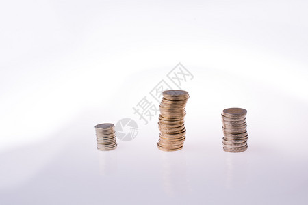 土耳其里拉硬币在白色背景的三堆积物上图片