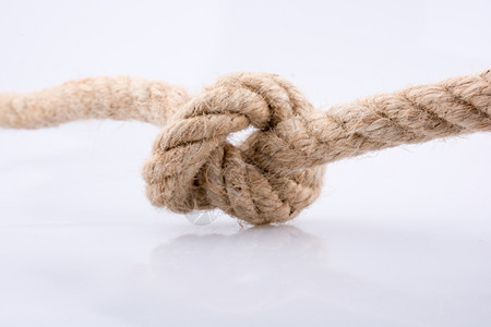 绳子上红旗白色背景上的绳结背景