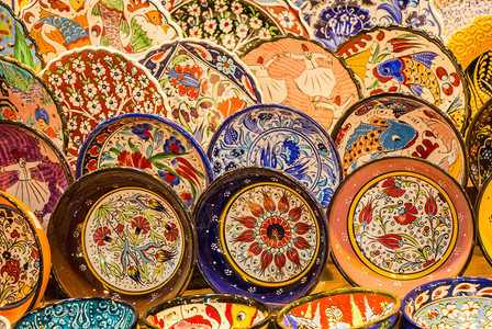 集市中土耳其传统陶瓷板背景图片
