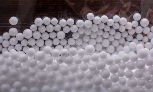 白色微聚苯乙烯泡沫球作为背景图片