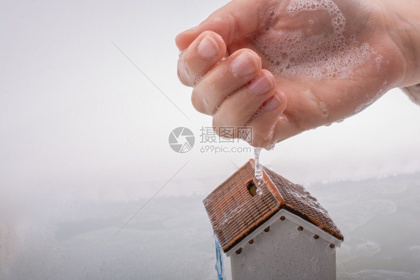手持泡沫水示范房屋图片