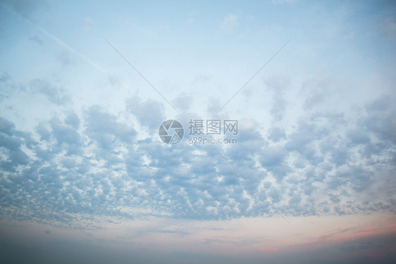 白云和在天空中图片