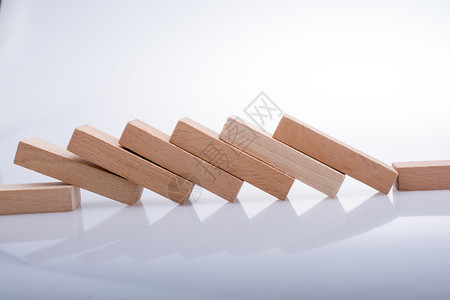 白背景上的木制多米诺区块WoodenDomino区块在白背景上的线条图片