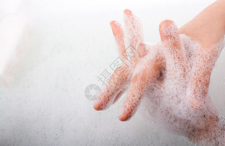 儿童用泡沫洗手和泡沫化的肥皂图片
