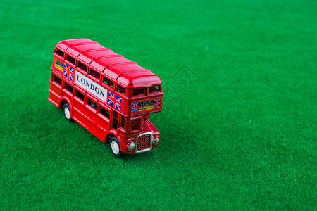 伦敦公交车在绿色草地上图片