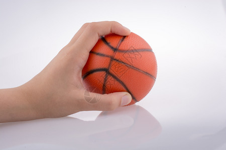 橙子篮球模型手持橙子篮模型白色背景图片
