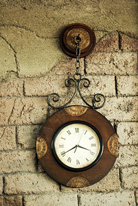 砖墙上的重版型时钟图片
