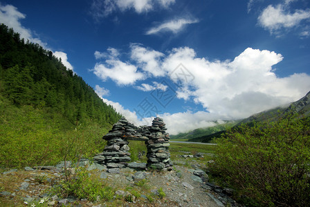 山地峰峡谷坡上的石块高地山坡上的石块图片