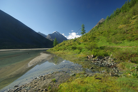 山中的河峡谷附近石头和岩河流附近的头和岩美丽的山地区河美丽地图片