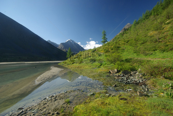 山中的河峡谷附近石头和岩河流附近的头和岩美丽的山地区河美丽地图片