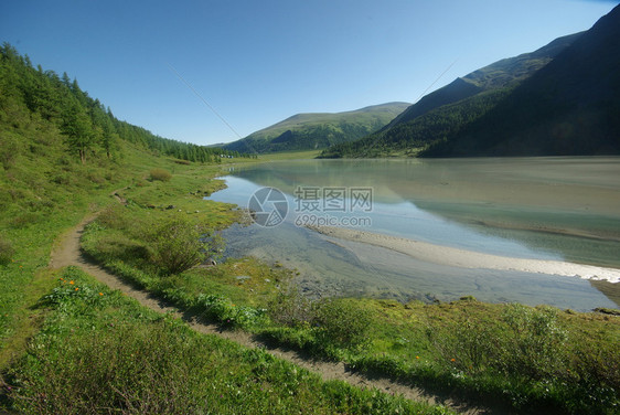 山中的河峡谷附近石头和岩河流附近的头和岩美丽的山地区河美丽地图片