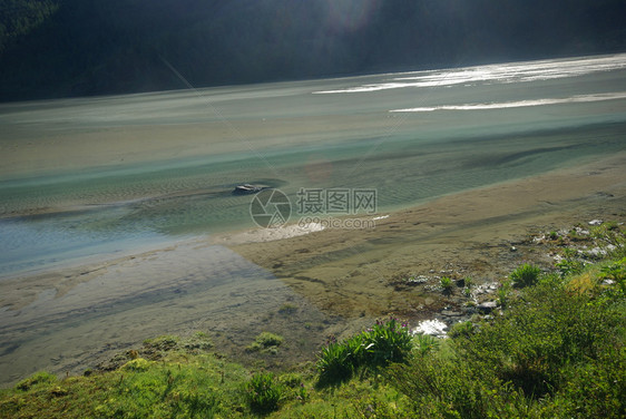 山中的河峡谷附近石头和岩河流附近的头和岩美丽的山地区河美丽地图片