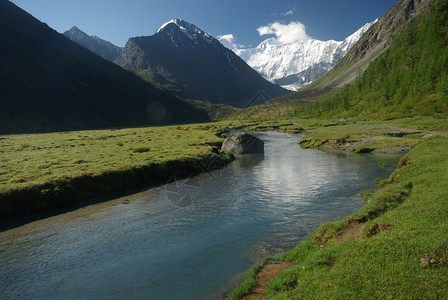 山中的河峡谷附近石头和岩河流附近的头和岩美丽的山地区河美丽地图片