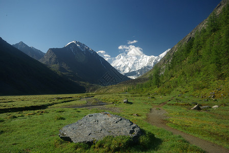 山中的河峡谷附近石头和岩河流附近的头和岩美丽的山地区河美丽地图片