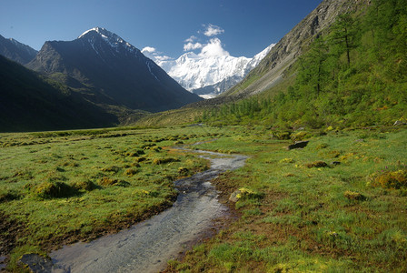 山中的河峡谷附近石头和岩河流附近的头和岩美丽的山地区河美丽地图片