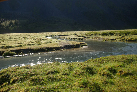 山中的河峡谷附近石头和岩河流附近的头和岩美丽的山地区河美丽地图片