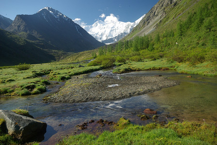 山中的河峡谷附近石头和岩河流附近的头和岩美丽的山地区河美丽地图片