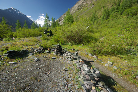 山中的河峡谷附近石头和岩河流附近的头和岩美丽的山地区河美丽地图片