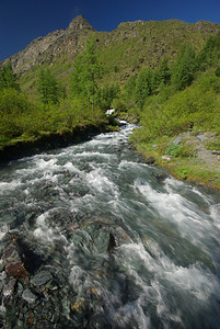 山中的河峡谷附近石头和岩河流附近的头和岩美丽的山地区河美丽地图片