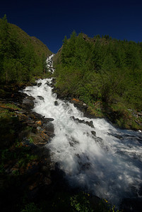 山中的河峡谷附近石头和岩河流附近的头和岩美丽的山地区河美丽地图片