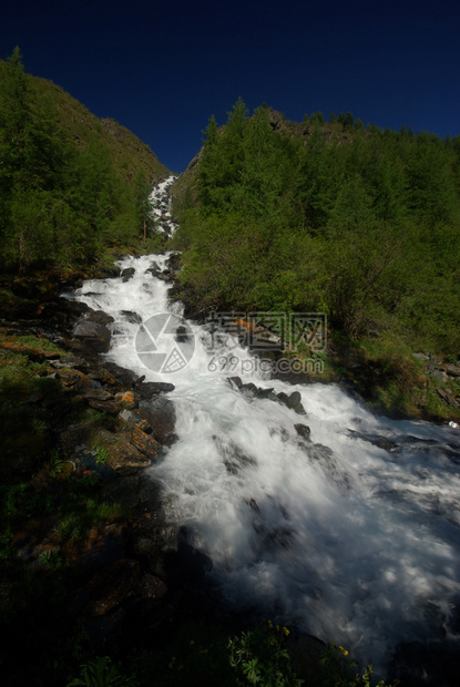 山中的河峡谷附近石头和岩河流附近的头和岩美丽的山地区河美丽地图片