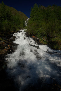 山中的河峡谷附近石头和岩河流附近的头和岩美丽的山地区河美丽地图片