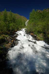 山中的河峡谷附近石头和岩河流附近的头和岩美丽的山地区河美丽地图片