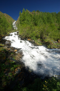 山中的河峡谷附近石头和岩河流附近的头和岩美丽的山地区河美丽地图片