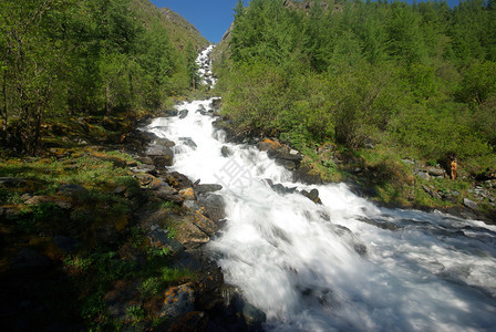 山中的河峡谷附近石头和岩河流附近的头和岩美丽的山地区河美丽地图片