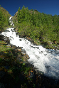 山中的河峡谷附近石头和岩河流附近的头和岩美丽的山地区河美丽地图片