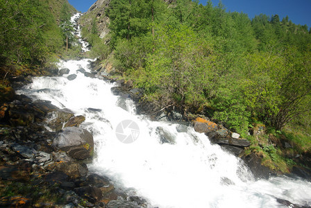 山中的河峡谷附近石头和岩河流附近的头和岩美丽的山地区河美丽地图片