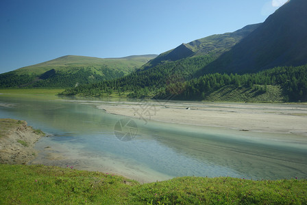 山中的河峡谷附近石头和岩河流附近的头和岩美丽的山地区河美丽地图片