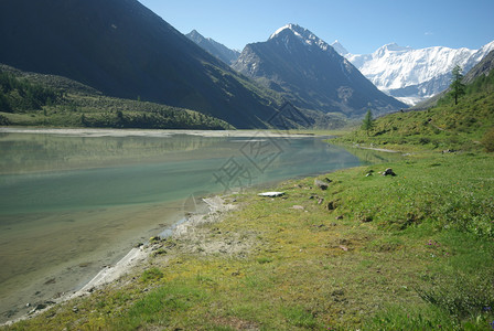 山中的河峡谷附近石头和岩河流附近的头和岩美丽的山地区河美丽地图片