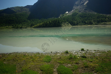 山中的河峡谷附近石头和岩河流附近的头和岩美丽的山地区河美丽地图片