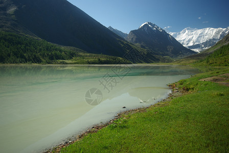 山中的河峡谷附近石头和岩河流附近的头和岩美丽的山地区河美丽地图片