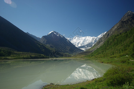 山中的河峡谷附近石头和岩河流附近的头和岩美丽的山地区河美丽地图片