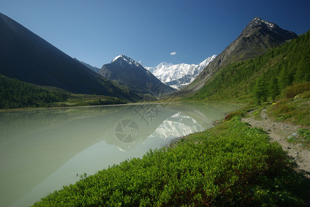 山中的河峡谷附近石头和岩河流附近的头和岩美丽的山地区河美丽地图片