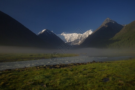 山中的河峡谷附近石头和岩河流附近的头和岩美丽的山地区河美丽地图片