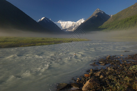 山中的河峡谷附近石头和岩河流附近的头和岩美丽的山地区河美丽地图片