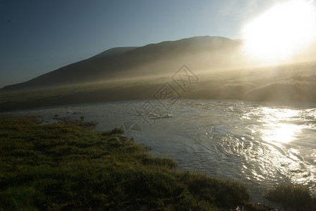 山中的河峡谷附近石头和岩河流附近的头和岩美丽的山地区河美丽地图片