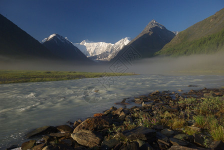 山中的河峡谷附近石头和岩河流附近的头和岩美丽的山地区河美丽地图片